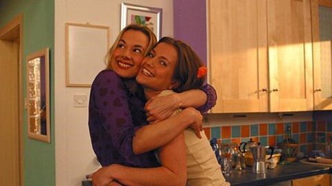 Sascha und Anna umarmen sich.