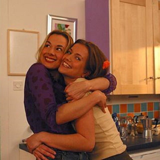 Sascha und Anna umarmen sich.