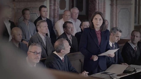 Spielszene: Verteidigerin Helga Kloninger spricht vor Gericht.