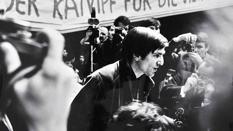 Rudi Dutschke bei Kongress von Fotografen umgeben