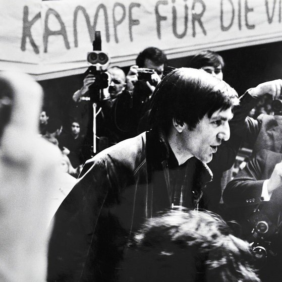 Rudi Dutschke bei Kongress von Fotografen umgeben