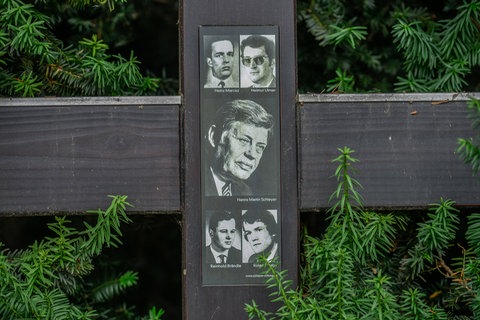 Holzkreuz mit Fotos der ermordeten Heinz Marcisz, Helmut Ulmer, Hanns Martin Schleyer, Reinhold Brändle u. Roland Pieler