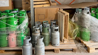 Gasflaschen auf einer Palette