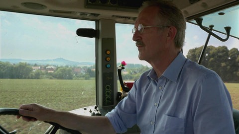Felix zu Löwenstein am Steuer eines Traktors.