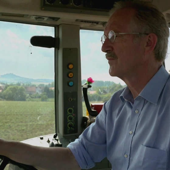 Felix zu Löwenstein am Steuer eines Traktors.