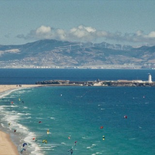 Küstenlandschaft in Spanien mit Strand, Meer und Bergen