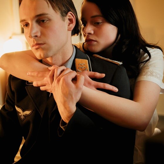 Sophie umarmt Fritz; beide sehen traurig aus.