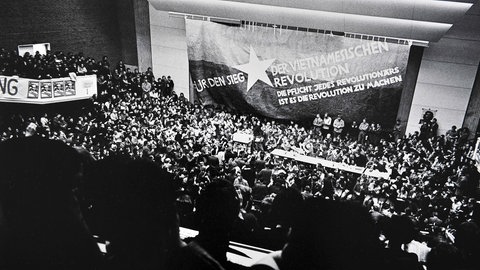 Große Versammlung bei Kongress in Uni-Hörsaal