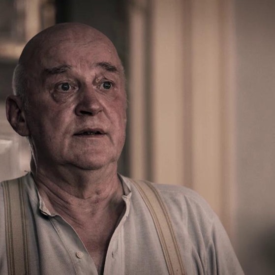 Spielszene: Nikolaus Drokur beim Prozess.