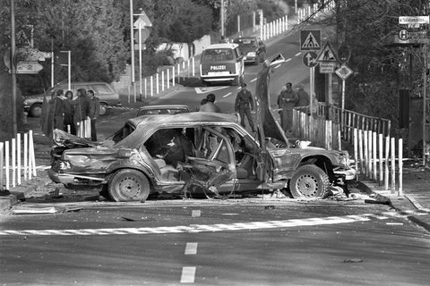 Zerbombtes Auto steht quer auf der Straße