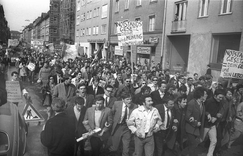 Demonstrationszug durch enge Straße