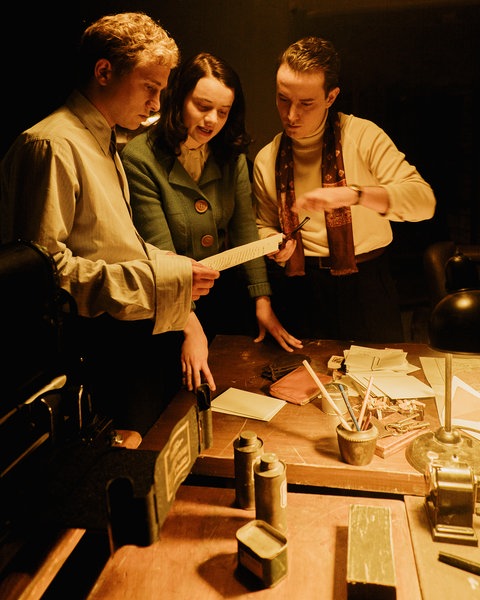 Die Mitglieder der Weißen Rose besprechen ein Flugblatt.