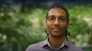 Porträtfoto eines farbigen jungen Manns