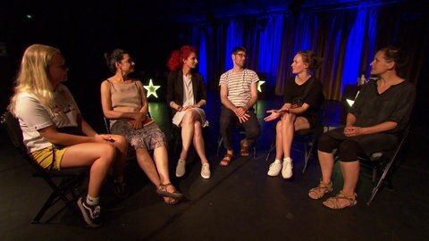 Sechs Personen vom Theater im Gespräch