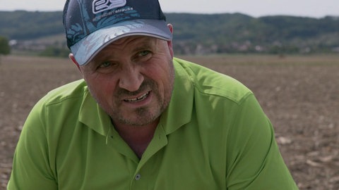 Michael Reber auf einem Feld.