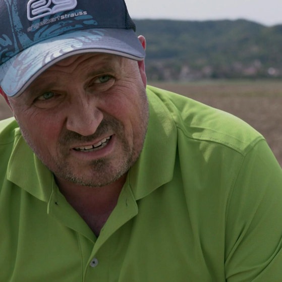 Michael Reber auf einem Feld.