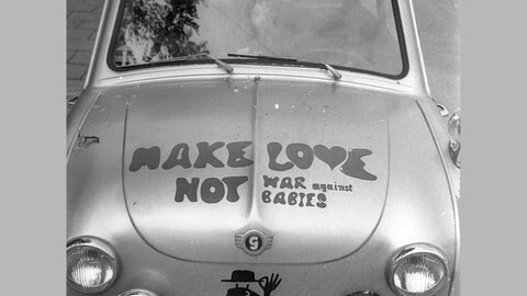 Auto mit Aufschrift: Make love not war against babies