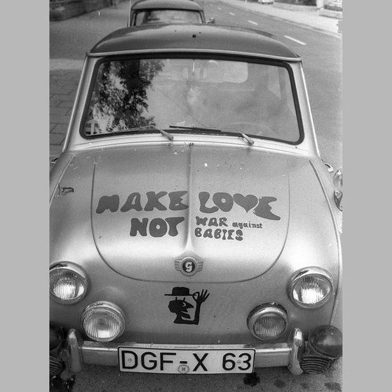 Auto mit Aufschrift: Make love not war against babies