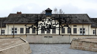 Eingang und Hauptgebäude des Konzentrationslagers Dachau
