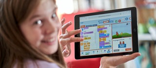 Ein Kind nutzt auf einem Tablet das Spiel "Programmieren mit der Maus"