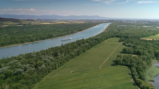 Blick von oben auf einen begradigten Fluss