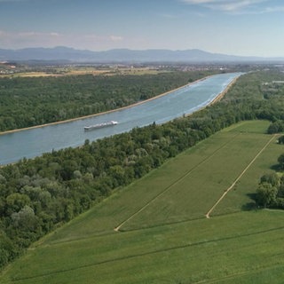 Blick von oben auf einen begradigten Fluss