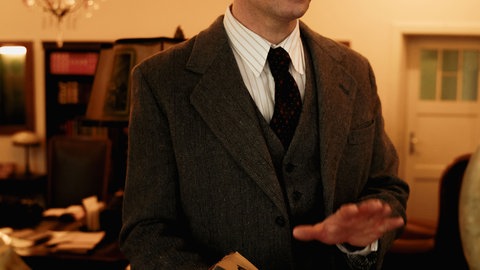 Prof. Huber in seiner Wohnung.