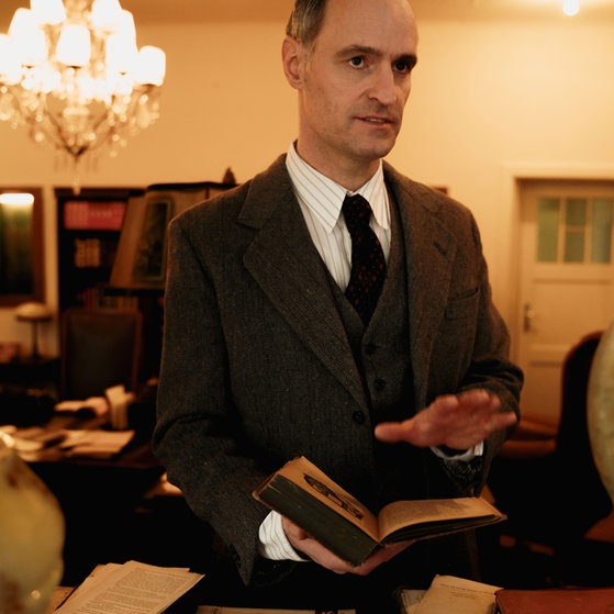 Prof. Huber in seiner Wohnung.