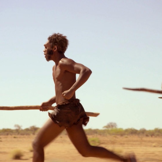 Zwei Männer mit Speeren auf der Jagd.