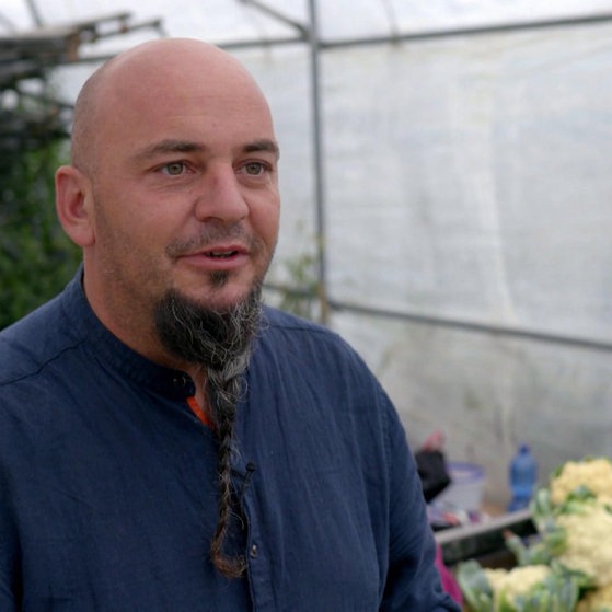 Sven Wilhelm in Gewächshaus.