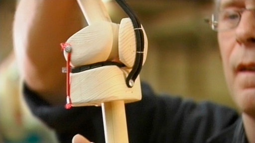 Nachbau eines Kniegelenks aus Holz.