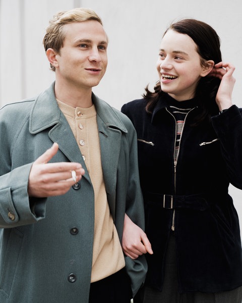 Spielszene: Hans und Sophie Scholl unterhalten sich.