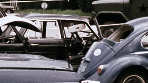 Beschädigte Autos nach Sprengstoffanschlag