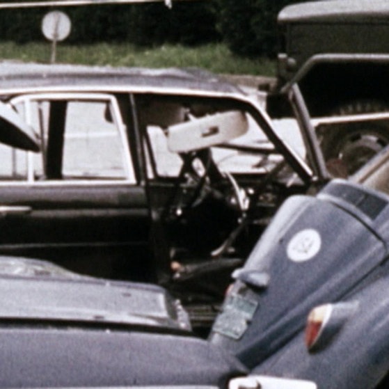 Beschädigte Autos nach Sprengstoffanschlag