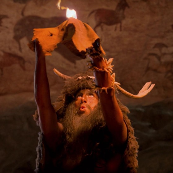 Homo sapiens vor Höhlenmalerei.