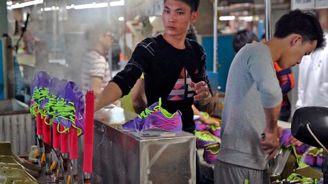 Produktion von Turnschuh en in einer Fabrik in Asien.