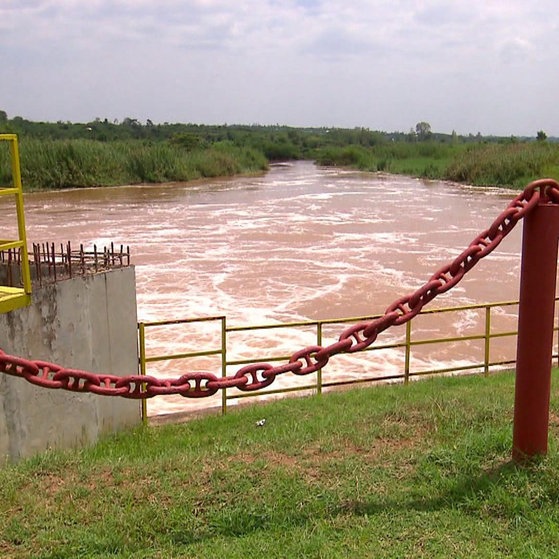 Bild eines über die Ufer gelaufenen Flusses.