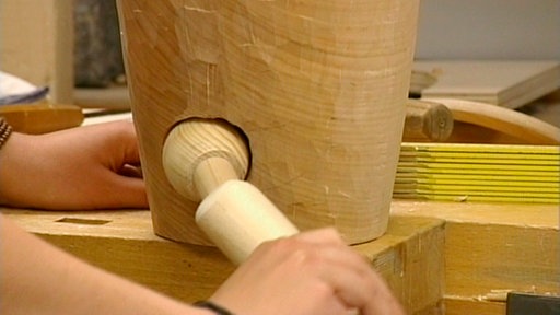 Nachbau eines Hüftgelenks aus Holz.