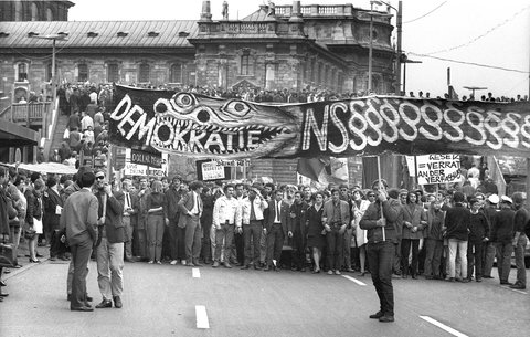 S-w-Foto: Demonstranten mit großem Transparent