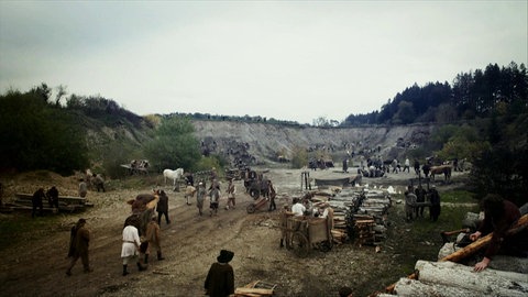 Spielszene: Große Baustelle an Waldrand.