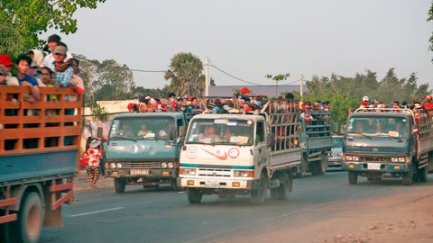 Pickup-Lastkraftwagen mit Menschen , stehend auf den Ladeflächen.