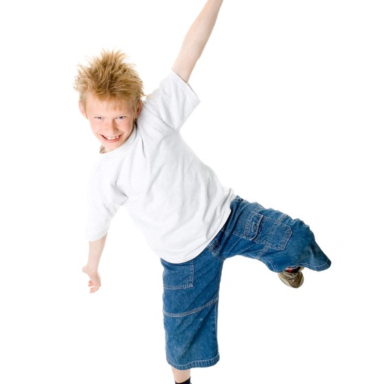 Kleiner Junge tanzt.