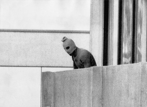 Vermummter Terrorist auf Balkon