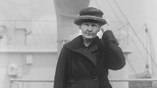 Marie Curie bei der Ankunft in New York 1921.  Wie war Marie Curies Verhältnis zu Polen und ihrer Familie? Wie wurde sie in der Welt angesehen?