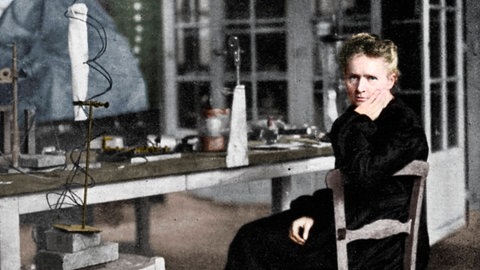Colorierte Fotografie von Marie Curie. Was leistete sie für Frankreich neben ihrer Forschung?