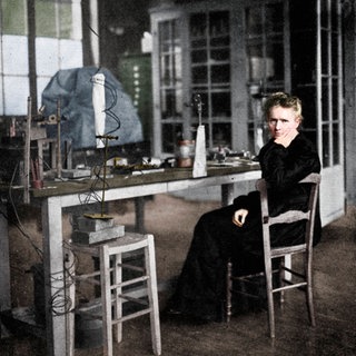 Colorierte Fotografie von Marie Curie. Was leistete sie für Frankreich neben ihrer Forschung? 
