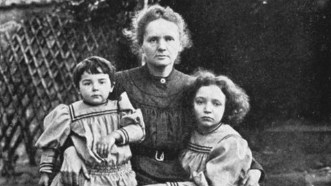 Marie Curie mit ihren Töchtern. Sie gilt hrer Rolle als Frau, Mutter und Forscherin. Sie gilt als Vorbild für eine erfolgreiche Frauenkarriere. Wie sah sie ihre Rolle als Mutter und Forscherin?