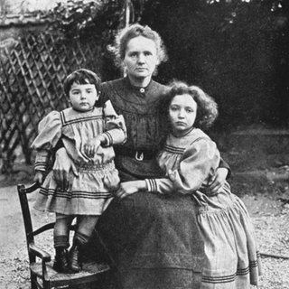 Marie Curie mit ihren Töchtern.  Sie gilt hrer Rolle als Frau, Mutter und Forscherin. Sie gilt als Vorbild für eine erfolgreiche Frauenkarriere. Wie sah sie ihre Rolle als Mutter und Forscherin?
