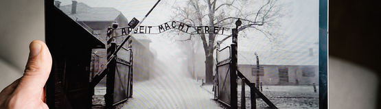 Tablet zeigt Eingangstor zum ehemaligen Konzentrationslager Auschwitz, über dem der Spruch „Arbeit macht frei“ geschrieben steht (Quelle: WDR/Oliver Ziebe)