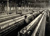 Die Schwarzwei�-Aufnahme zeigt eine Baumwollspinnerei im 19. Jahrhundert.